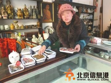 拨打报警电话的古玩店店主吴女士。