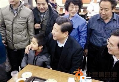 男童包子铺与习近平合影走红 成幼儿园“<a href='http://www.bjxxg.cn/ent/mingxing/' target='_blank'><u>明星</u></a>”