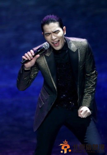萧敬腾投入演唱