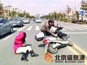 大叔路遇女子被撞倒地 先拍照取证再扶人(组图)