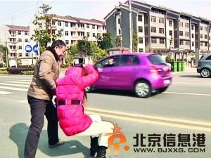 大叔路遇女子被撞倒地 先拍照取证再扶人(组图)