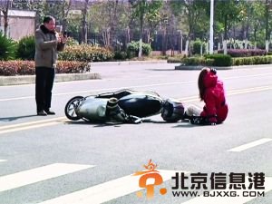 大叔路遇女子被撞倒地 先拍照取证再扶人(组图)