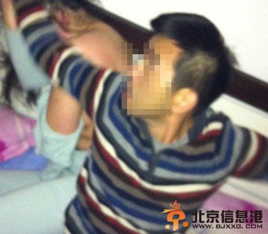 郝某与女子在床上被拍