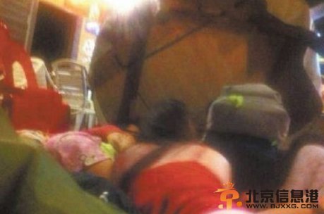 游客在酒店里躲避