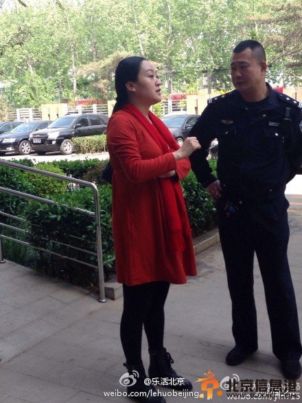 东交民巷一特殊车牌女子倒车撞人