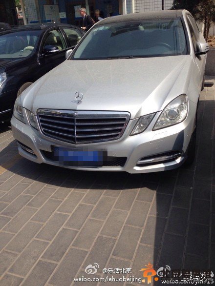 东交民巷一特殊车牌女子倒车撞人