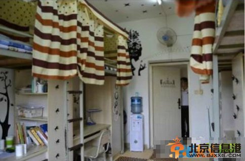 大学男生小清新寝室曝光 以碎花蝴蝶装饰