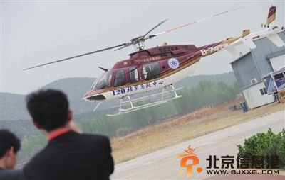 学员驾驶上周参与救援失事飞机伤员的120空中直升机进行飞行训练摄影/本报记者袁艺