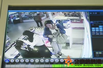 女贼逛街只为偷<a href='http://www.bjxxg.cn/tech/shouji/' target='_blank'><u>手机</u></a>监控摄像头拍下其作案全过程