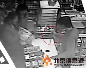 面对持刀歹徒 成都超市“淡定姐”边擦桌子边谈判