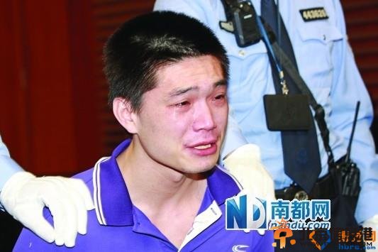 男子死刑前亲吻4岁女儿画面感人