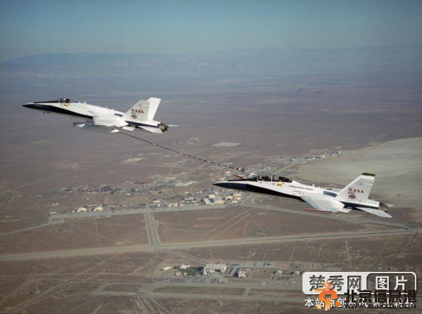歼15舰载机“伙伴加油”吊舱曝光 中国航母实力暴增