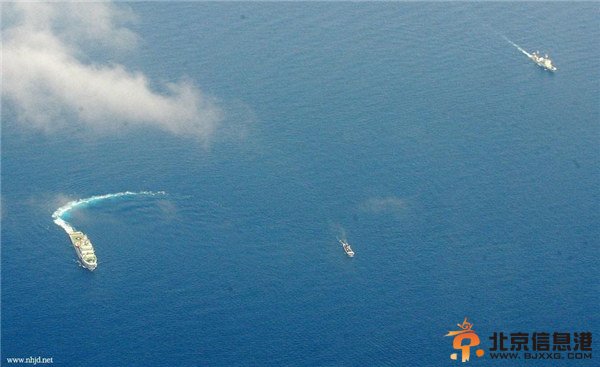 资料图：中国海警船与菲律宾军队渔船在仁爱礁激烈对峙。