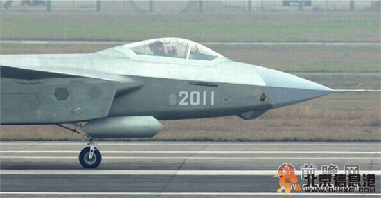 ，中国最新版2011号歼20战机成功首飞