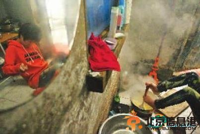 残疾女孩用双脚洗衣做饭 照顾失明母亲6年(图)1394593905577