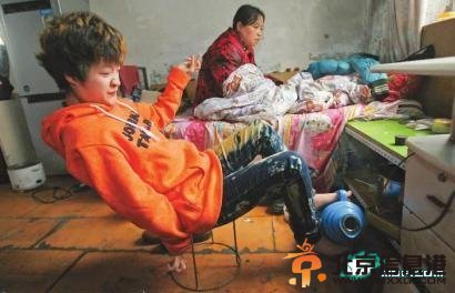 残疾女孩用双脚洗衣做饭 照顾失明母亲6年(图)1394593896106