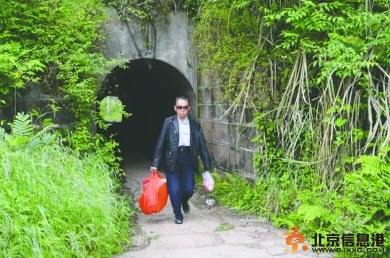 王本余到乡下老家祭拜母亲