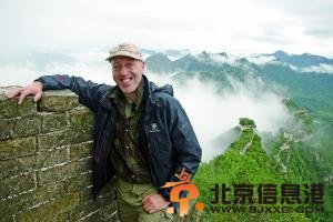 老外从小痴迷万里长城 甘做清洁工登长城捡垃圾