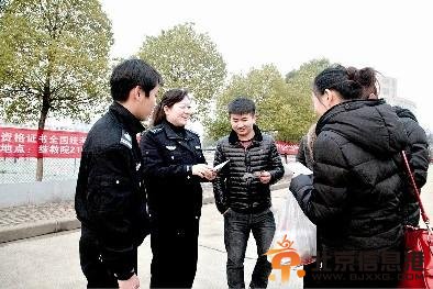 李丹（左二）与辖区内的大学生们交流