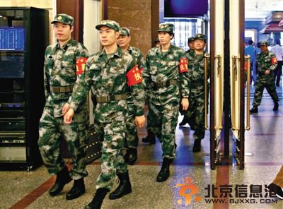 昨日，民兵在<a href='http://www.bjxxg.cn/news/beijing/' target='_blank'><u>北京</u></a>站巡逻。新京报记者