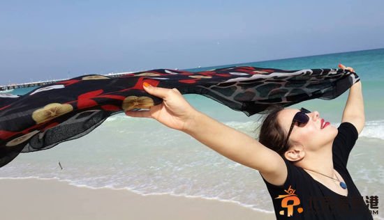 近日，伊朗妇女们在社交媒体勇敢晒出自己摘掉面纱的照片（网页截图）