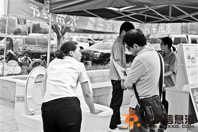 市民在选购节水产品