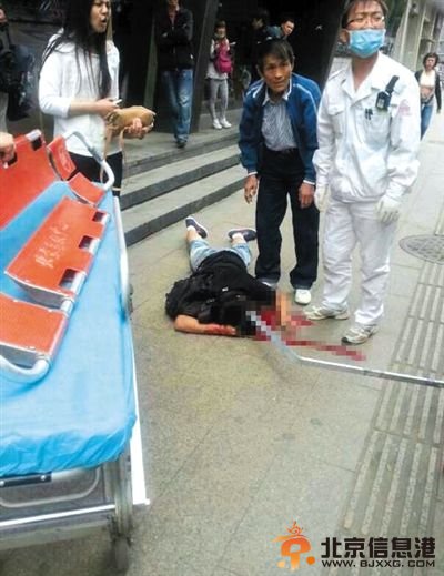 昨日,东单北大街,一名男子被空中坠落的一段铁架砸中脑部,截至昨晚8时尚未脱离危险。图片来自微博