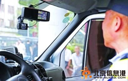 车内视频冲锋车车顶安装着监控设备，车内监控视频也可看到拍摄的画面