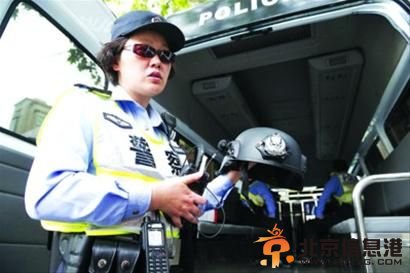 防暴头盔黄浦区机动突击队7号车车长陈晓燕告诉记者，防暴头盔上有摄像头，能够最大程度精确地记录下现场情况，对于日后取证也有帮助。另外，每个单警除了配备巡警的警用6件套外（两名配枪民警为8件套，增加了枪支和弹药），还额外配备防暴头盔、防刺背心、便携性灭火器，这些装备在普通警车上完全不可能看到。