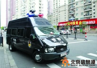 行车记录仪和强光灯 左边是可4G实时传输现场画面的行车记录仪，右边是强光灯，可360度旋转，冲锋车就好像一个移动“监控探头”，能将街面情况实时反馈给指挥中心，很好弥补了街头探头的监控死角和漏洞。