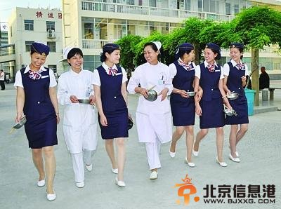 江苏一医院推空姐式服务 护士穿空姐制服上岗