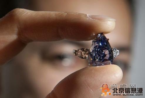 世界最大蓝钻拍出天价1.48亿 13.22克拉无暇艳彩蓝世界仅此一颗