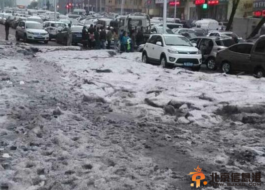 哈尔滨突降冰雹堆积10厘米高 车辆被冲走【焦点直击】