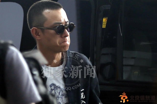 文章剪板寸头“从头再来” 孤身离京不见马伊琍