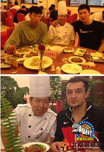 三名球员与厨师合影