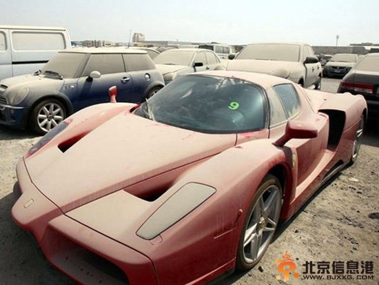 迪拜豪车遭遗弃真相：车主欠债 罚单太高