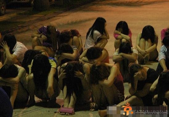深圳警方清查涉黄场所 卖淫女坐满篮球场(大图)