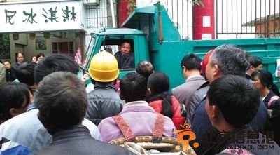 上访男子遭特警击毙 目击群众写的联名信称警察不该打死人