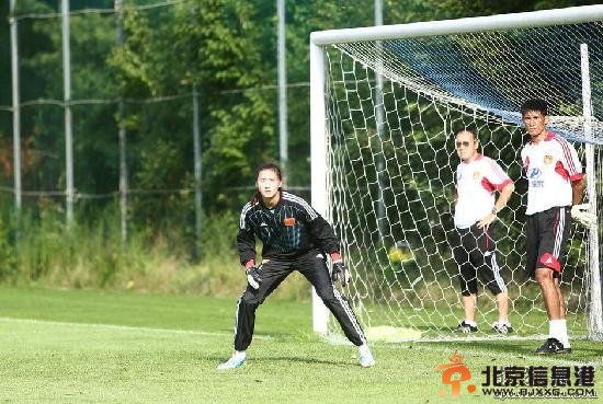 中国女足门将多次扑出韩国射门 半决赛遇日本队