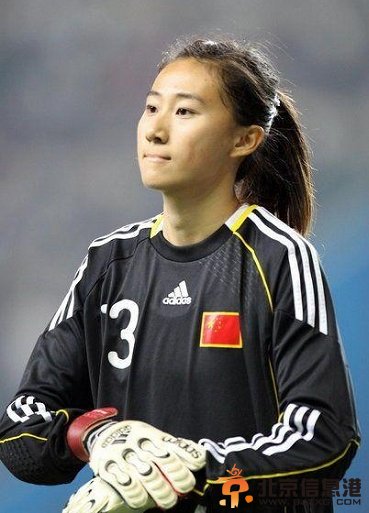 中国女足门将多次扑出韩国射门 半决赛遇日本队