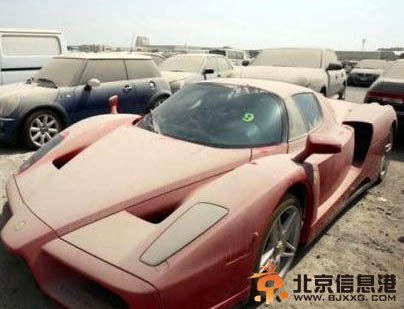 组图：迪拜大量豪车为何遭遗弃