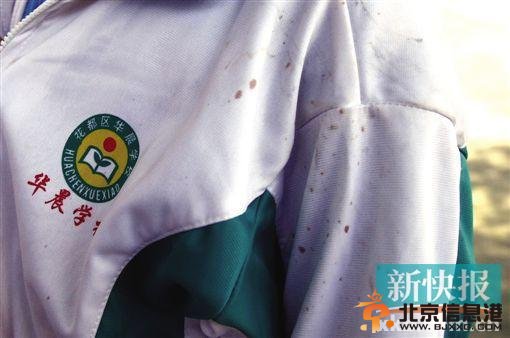 小学生校车与老师互打 谁先动手各执一词（图） 