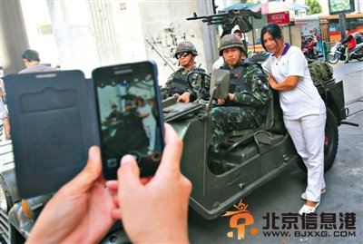 泰国军方全国实施军管 机枪架上街头