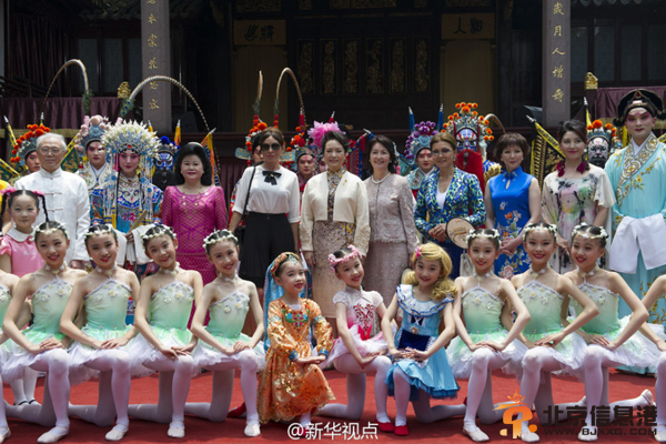 彭丽媛邀多国领导人夫人逛豫园