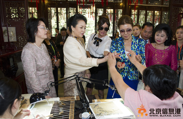 彭丽媛邀多国领导人夫人逛豫园