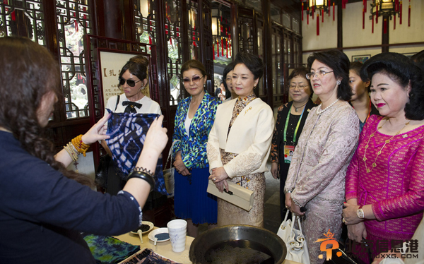 彭丽媛邀多国领导人夫人逛豫园