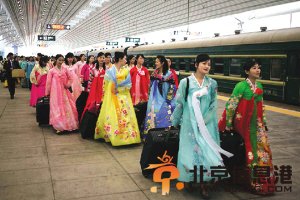 朝鲜文艺宣传队走进田间地头促生产 揭秘朝鲜文艺女兵悲惨的一面【组图】
