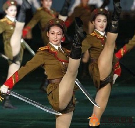 朝鲜文艺宣传队走进田间地头促生产 揭秘朝鲜文艺女兵悲惨的一面【组图】