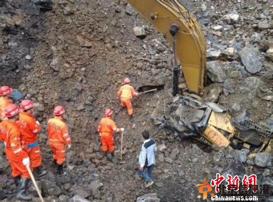 四川叙永一工地发生山体崩塌失踪人员仍在搜救中