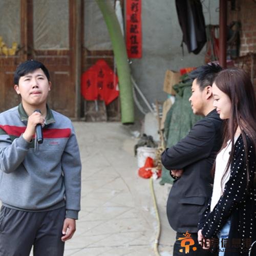 草地哥现身《寻找好声音》 鸡棚唱歌鸡仔安静